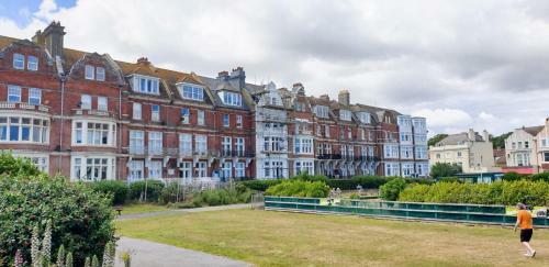 4 Bedrooms Spacious Beachside Apartment