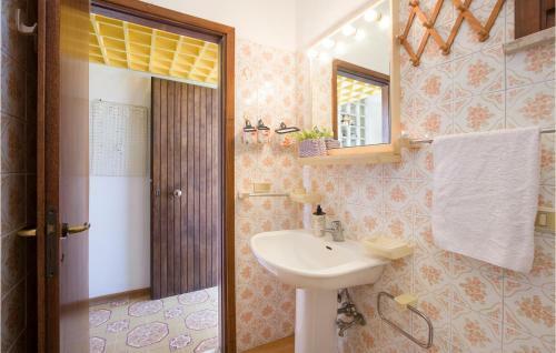 Beautiful Apartment In Cassano Allo Jonio With