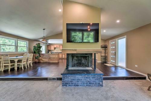 Serene Joliet Home With Grill, 3 Mi To Speedway