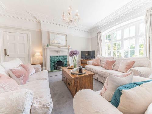 Pass The Keys Spacious Period Five Bed, Four Bath With Parking