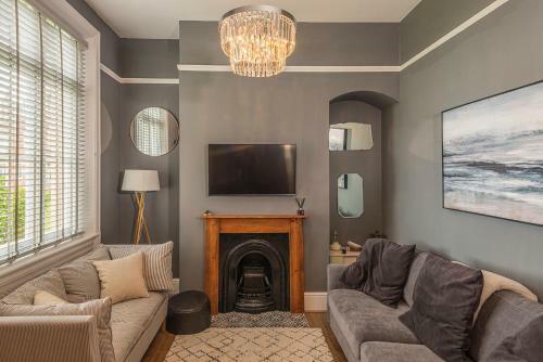 Coastal Cottage: Charming Three Bedroom Cottage With Private Garden