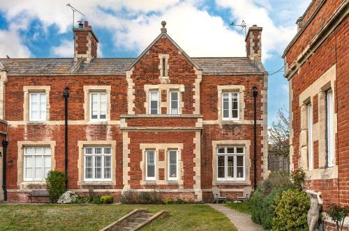 Coastal Cottage: Charming Three Bedroom Cottage With Private Garden