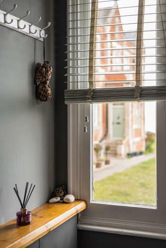 Coastal Cottage: Charming Three Bedroom Cottage With Private Garden