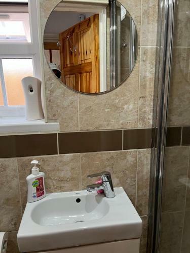 Large Private Double Bedroom With Free On Site Parking
