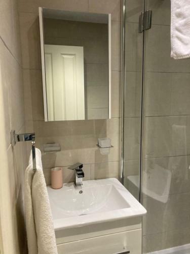 Hostal Modern Double Room In City Center Apartment -1