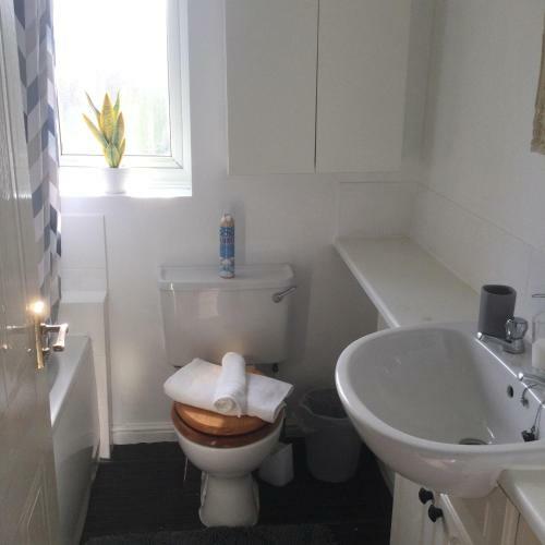 6 Beds Sleeps 7- Elegance Leisure Stay, Oldham