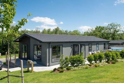 Juniper Lodge, 28 Roadford Lake Lodges