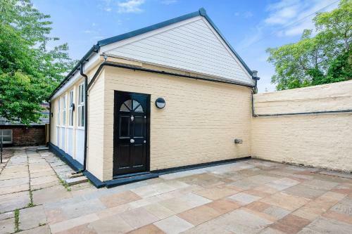 Host Apartments - The Rodney St Courtyard