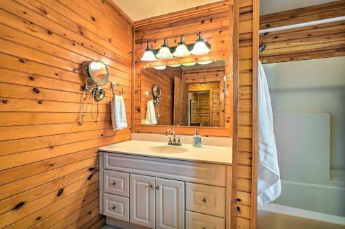 Charming Cabin Less Than 3 Mi To Dale Hollow Lake!