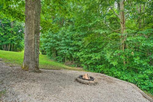 Charming Cabin Less Than 3 Mi To Dale Hollow Lake!