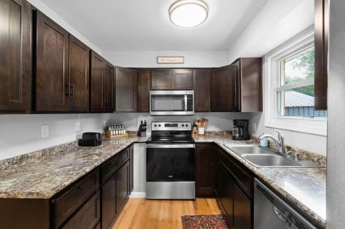 Cozy And Quaint In Clarksville-