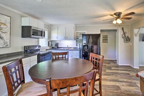 Charming Somerset Cottage Near Boat Ramps!