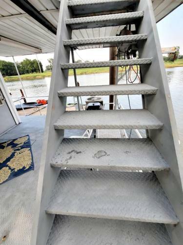 2 Story Houseboat Kayakfish Pets