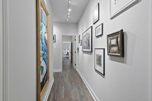 Modern Regional Art Gallery Home! - Spacious & New