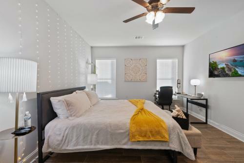 Modern Regional Art Gallery Home! - Spacious & New