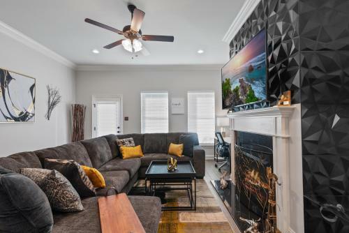 Modern Regional Art Gallery Home! - Spacious & New