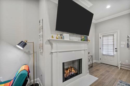 Central, New & Modern: Your Space Away From Home!!