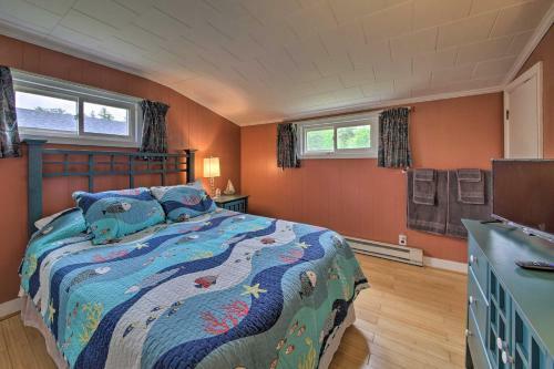 Pet-friendly Togus Pond Home Kayak And Canoe!