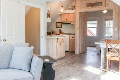 Historic Harrington House Apartment
