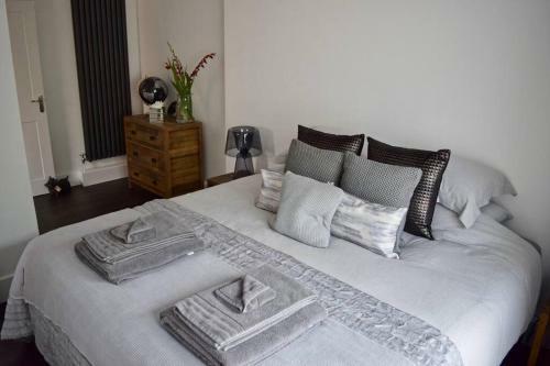 Luxury Central Townhouse, With Bbq Cabin & Parking