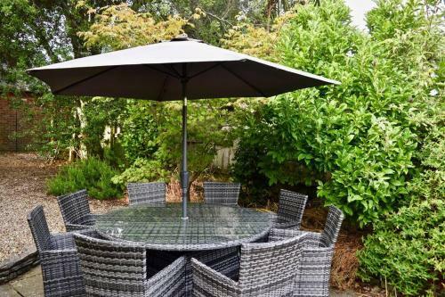 Luxury Central Townhouse, With Bbq Cabin & Parking