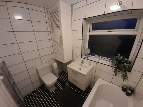 Cosy 4 Bed House 15 Min To Manchester Centre