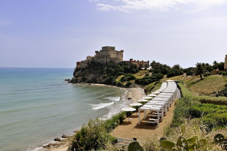 Hotel Falconara Charming House & Resort