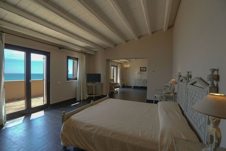 Hotel Falconara Charming House & Resort