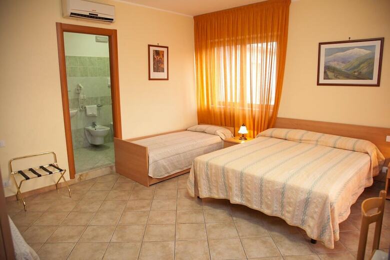 Hostal Caff� Nuovo 2 Holiday Rooms