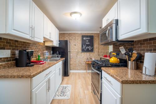 Apartamento Centrally Located Stylish 2br Condo Free Parking