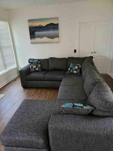 Cheerful 4 Bedroom Home With Fireplace.