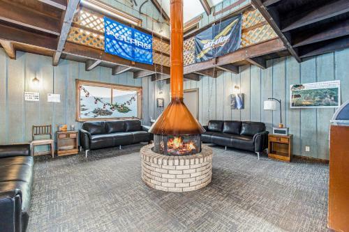 Snow Chasers Lodge - Room 16