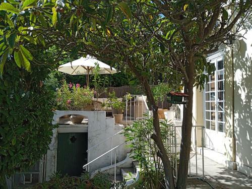Villa Proven�ale De Caract�re Avec Tr�s Grand Jardin