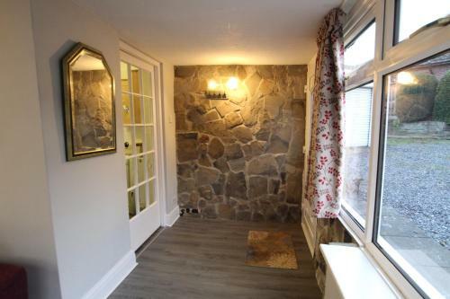 Cheerful 2 Bedroom Bungalow With Parking
