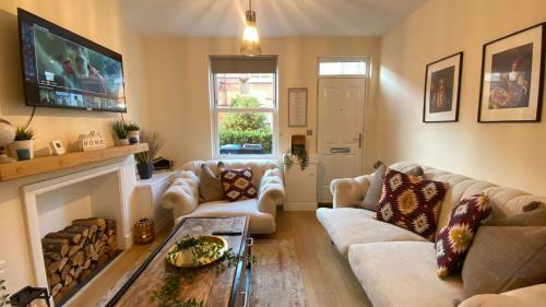 Cosy 2 Bedroom House In Prime Location!