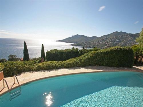 Villa 5 Pi�ces 250 M2 Sur 2 Niveaux Avec Piscine !!!