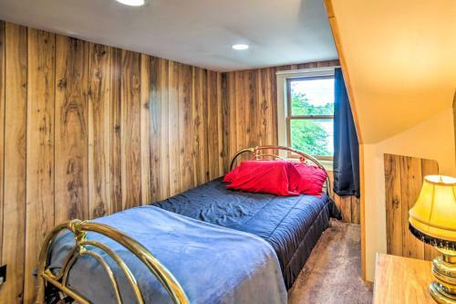 Cozy Ishpeming Cottage With Lake And Park Views!