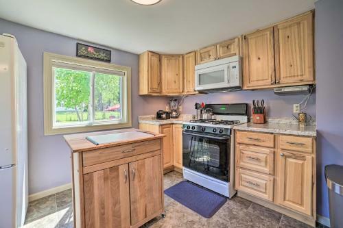 Bright Home With Outdoor Space, Steps To River