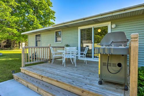 Peaceful Lake Leelanau Little Finger Ranch!