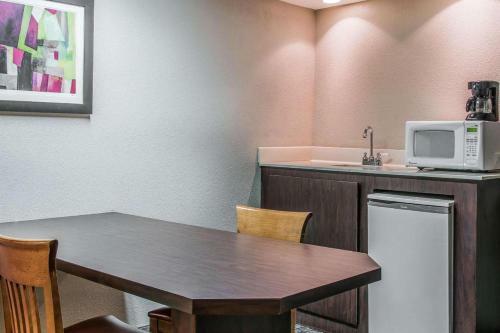Hotel Quality Inn And Suites Livonia