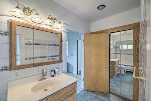 Bright Ludington Home 3 Blocks To The Beach!