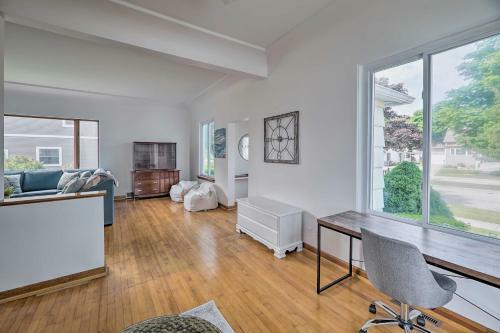Bright Ludington Home 3 Blocks To The Beach!