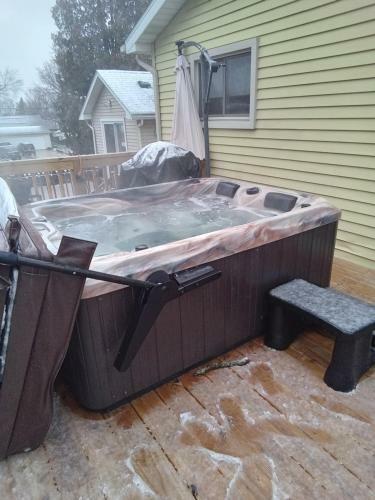 Outdoor Hot Tub And Cozy King Bed