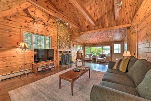 All-season Lakefront Home With Deck And Boat Dock