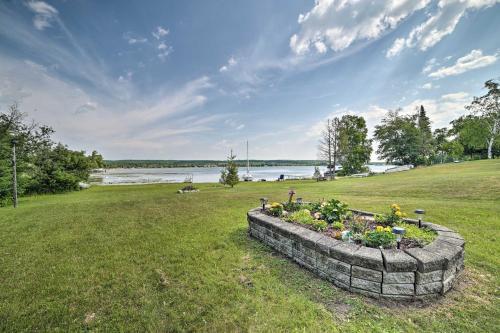 All-season Lakefront Home With Deck And Boat Dock