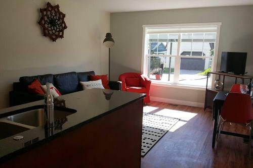 Modern And Pristine Condo -by The Gt Commons