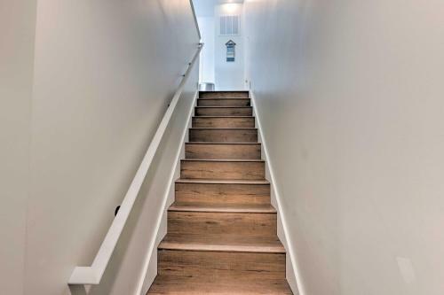 Bright Traverse City Townhome Walk To Beach!