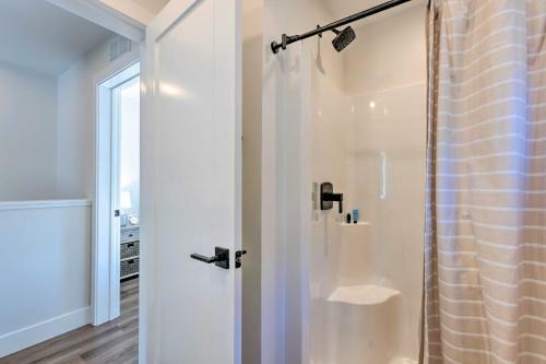Bright Traverse City Townhome Walk To Beach!