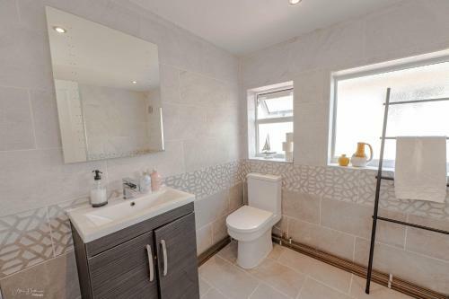 Cheerful 4 Bedrooms Home 8 Mn To Train Station
