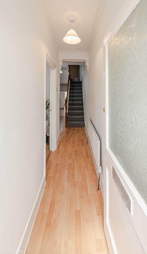 Cheerful 4 Bedrooms Home 8 Mn To Train Station